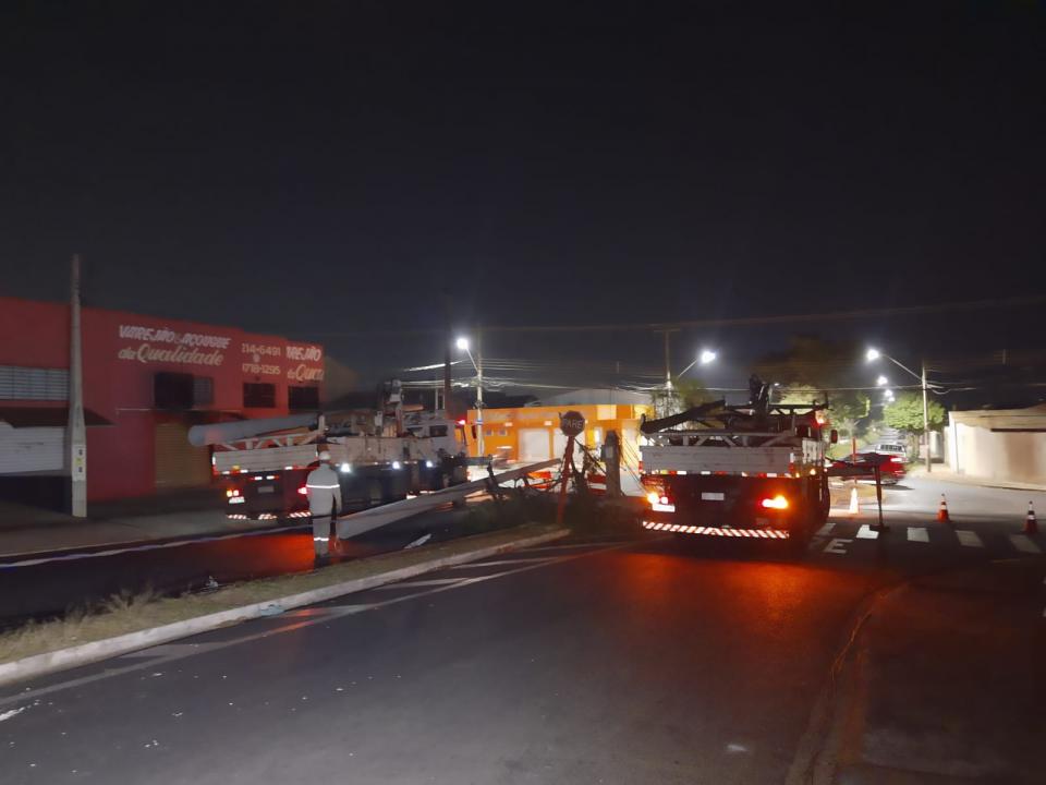 Foto 3 de 5 — Forte ventania derruba 2 postes e deixa parte do Selmi Dei sem energia elétrica